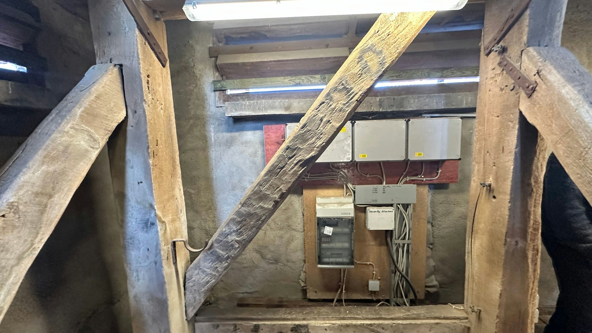 Ein Andreaskreuz statt eines Querbalkens vor dem Elektrokasten würde mehr Stabilität im Glockenturm von Sankt Servatius in Siegburg bringen.