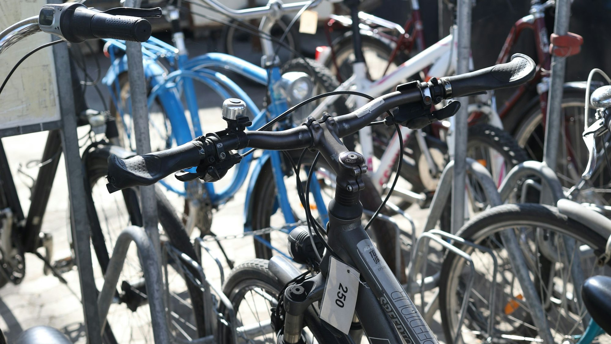 20.03.2025, Köln: Eine Sammlung an Ersatzteile am Umweltzentrum an der Niehler Straße. Die AWB sammelt alte Fahrräder in der Stadt ein. Einige werden im Umweltzentrum reperiert und verkauft. Am Lenkrad ist der Verkaufspreis. Foto: Arton Krasniqi