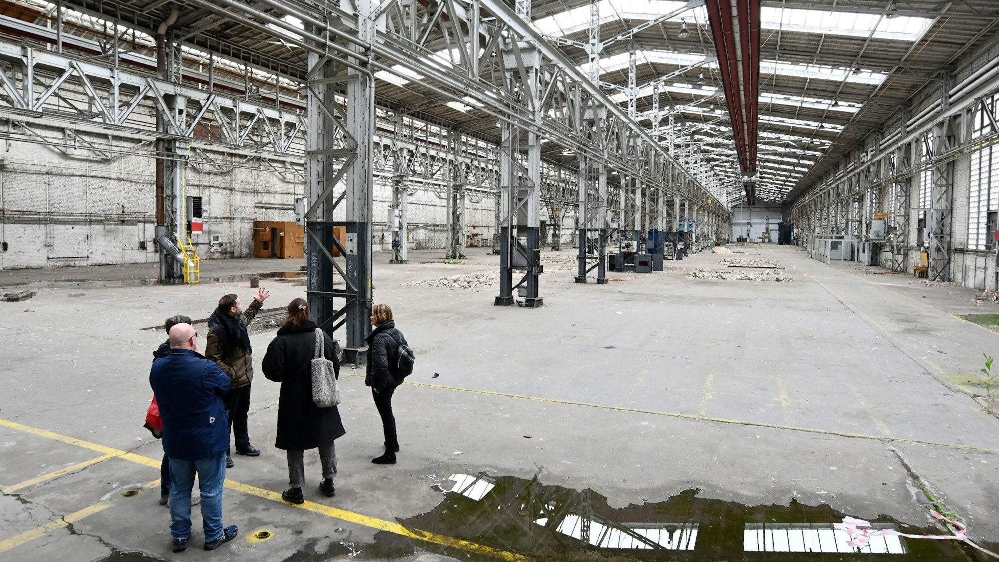 Begehung der Hallen 70 und 71 für das Migrationsmuseum im April 2024.