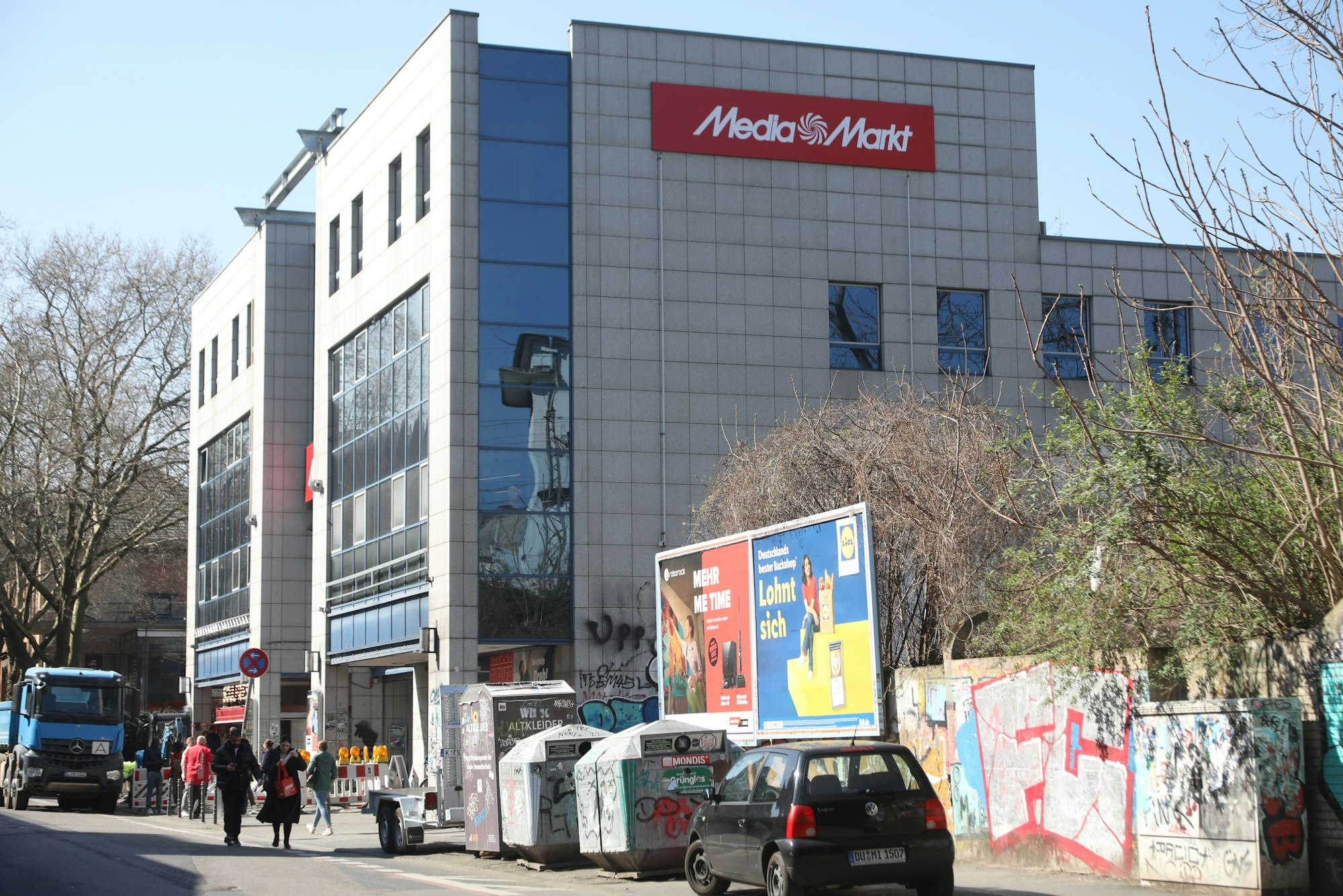 27.03.2025, Köln: Der Elektronikfachmarkt Saturn unweit des Hansa-Hochhauses wird in einen Mediamarkt umgeflaggt. Beide Marken werden vom selben Unternehmen betrieben. Foto: Arton Krasniqi