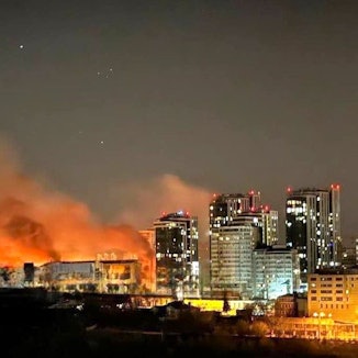 Ein Foto des strategischen Kommunikationszentrums der Ukraine zeigt Rauchsäulen über Kölns Partnerstadt Dnipro nach russischen Drohnenangriffen.