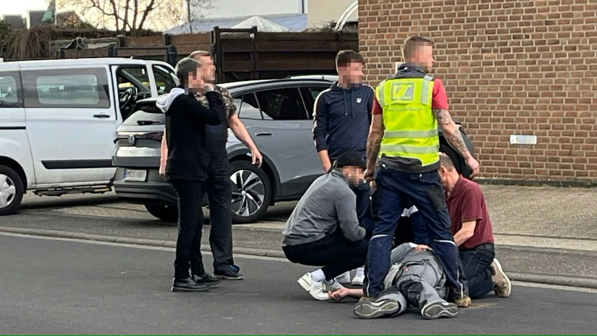 Arbeiter einer nahe gelegenen Baustelle kümmerten sich um den Schwerverletzten.