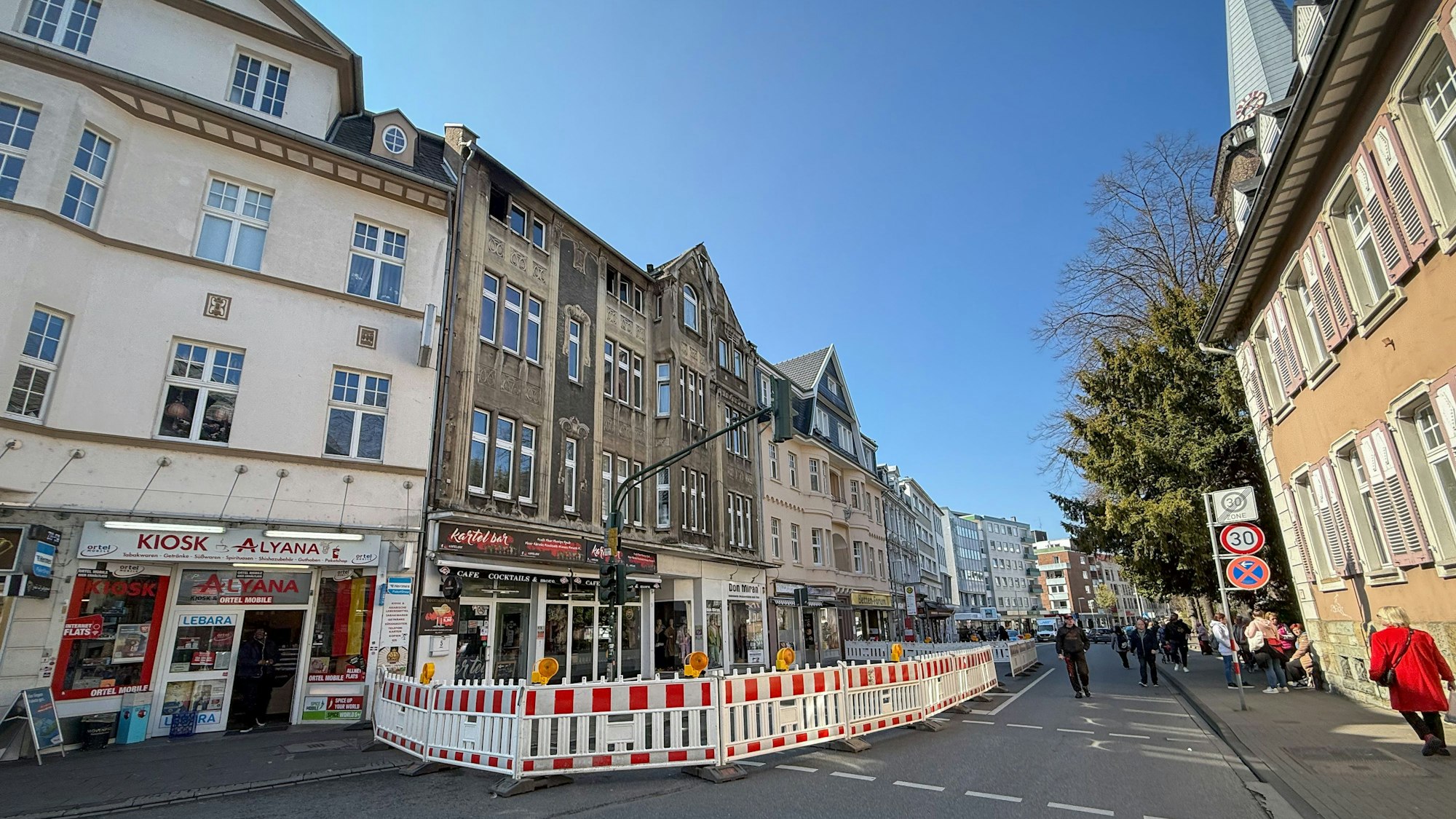 Die Düsseldorfer Straße vor dem Brandhaus mit der Absperrung