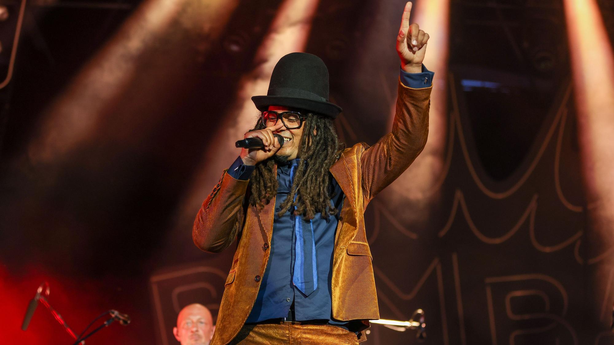 Frank Dellé von der Band Seeed dem Auftritt auf der Parkbühne in der Wuhlheide. Das heutige Konzert ist der Auftakt zu neun Open-Air Konzerten der Gruppe. +++ dpa-Bildfunk +++