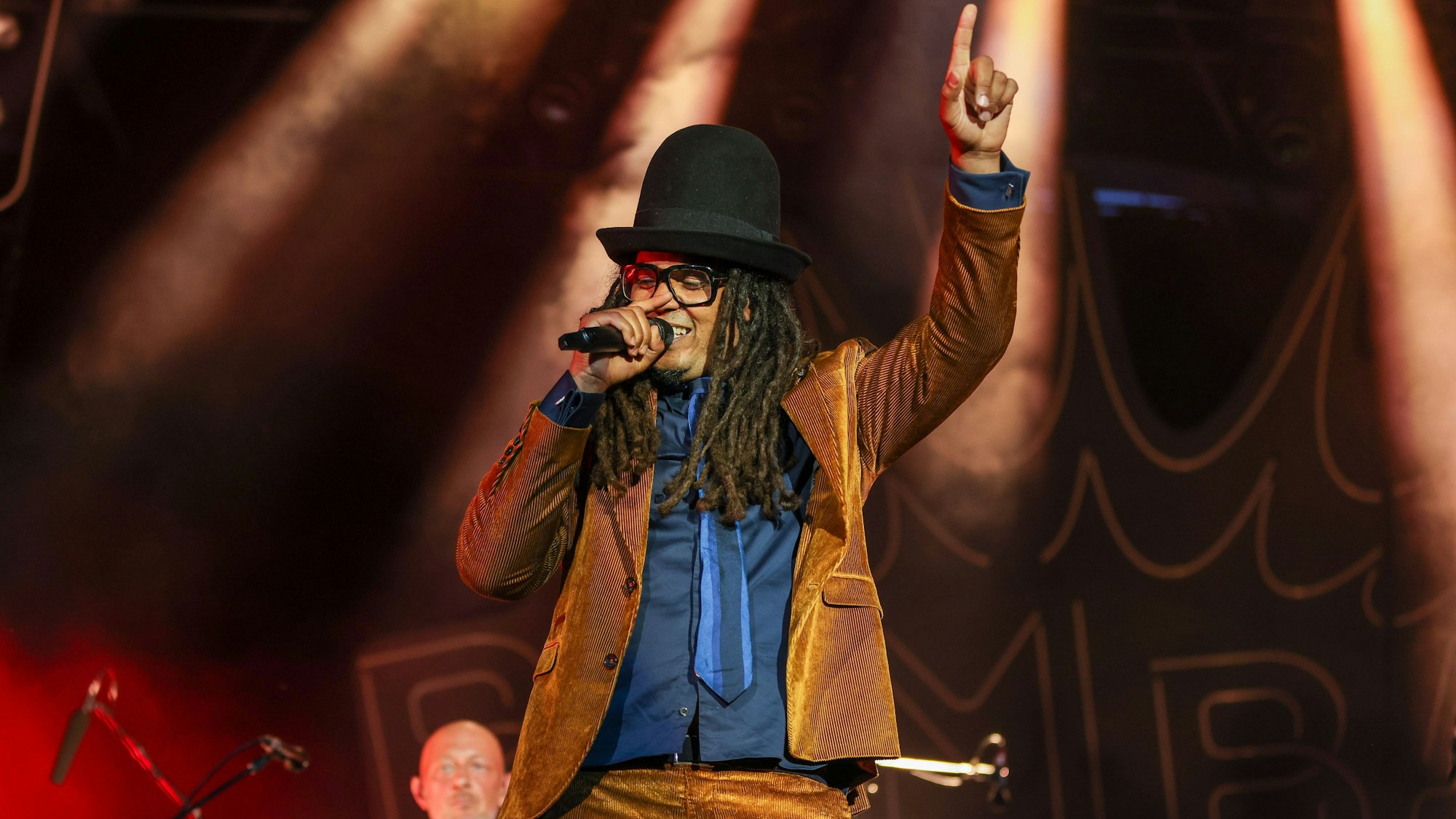 Frank Dellé von der Band Seeed dem Auftritt auf der Parkbühne in der Wuhlheide. Das heutige Konzert ist der Auftakt zu neun Open-Air Konzerten der Gruppe. +++ dpa-Bildfunk +++