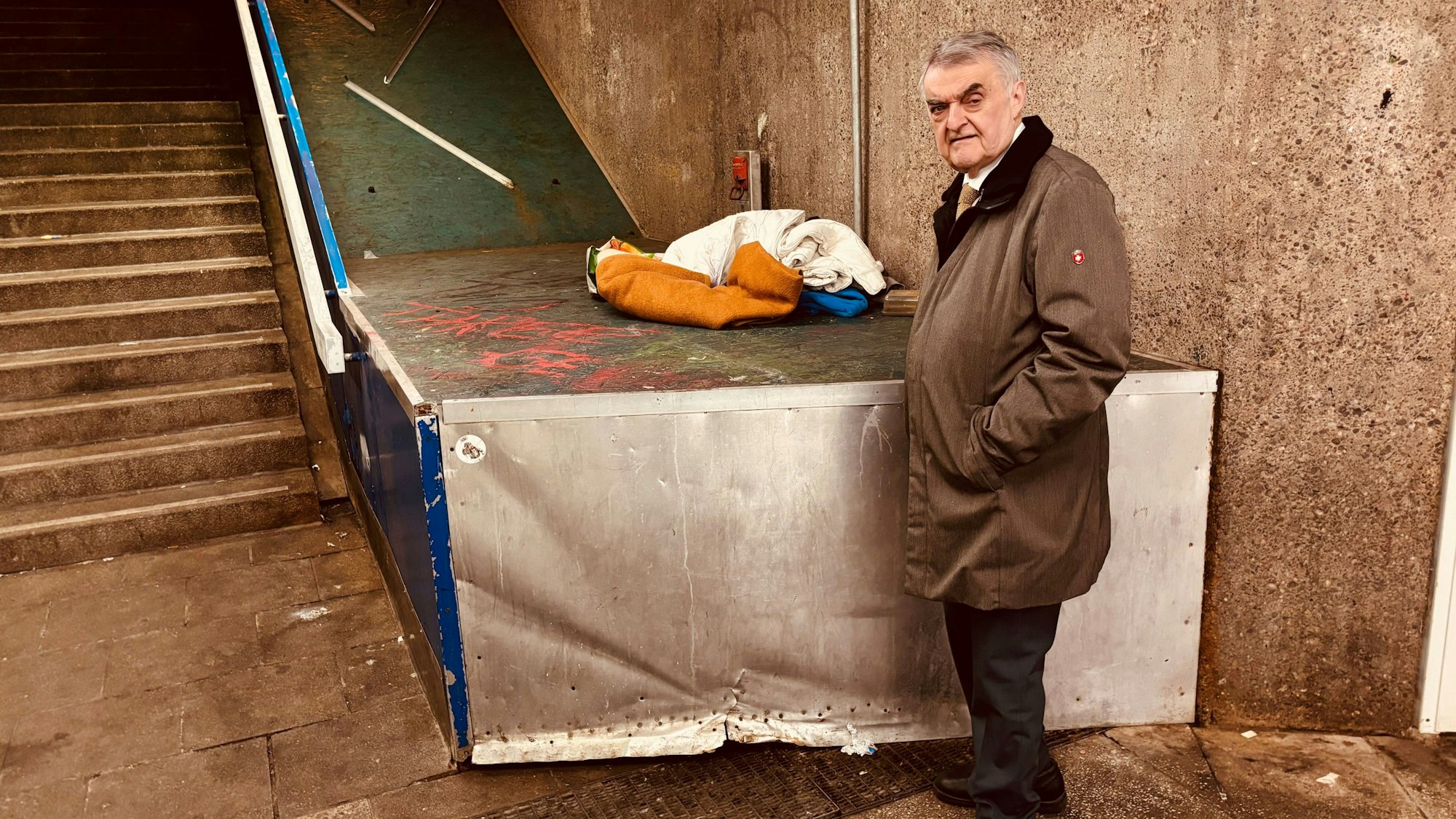 NRW-Innenminister Reul (CDU) an einem der Treppenaufgänge, die demnächst geschlossen werden sollen.