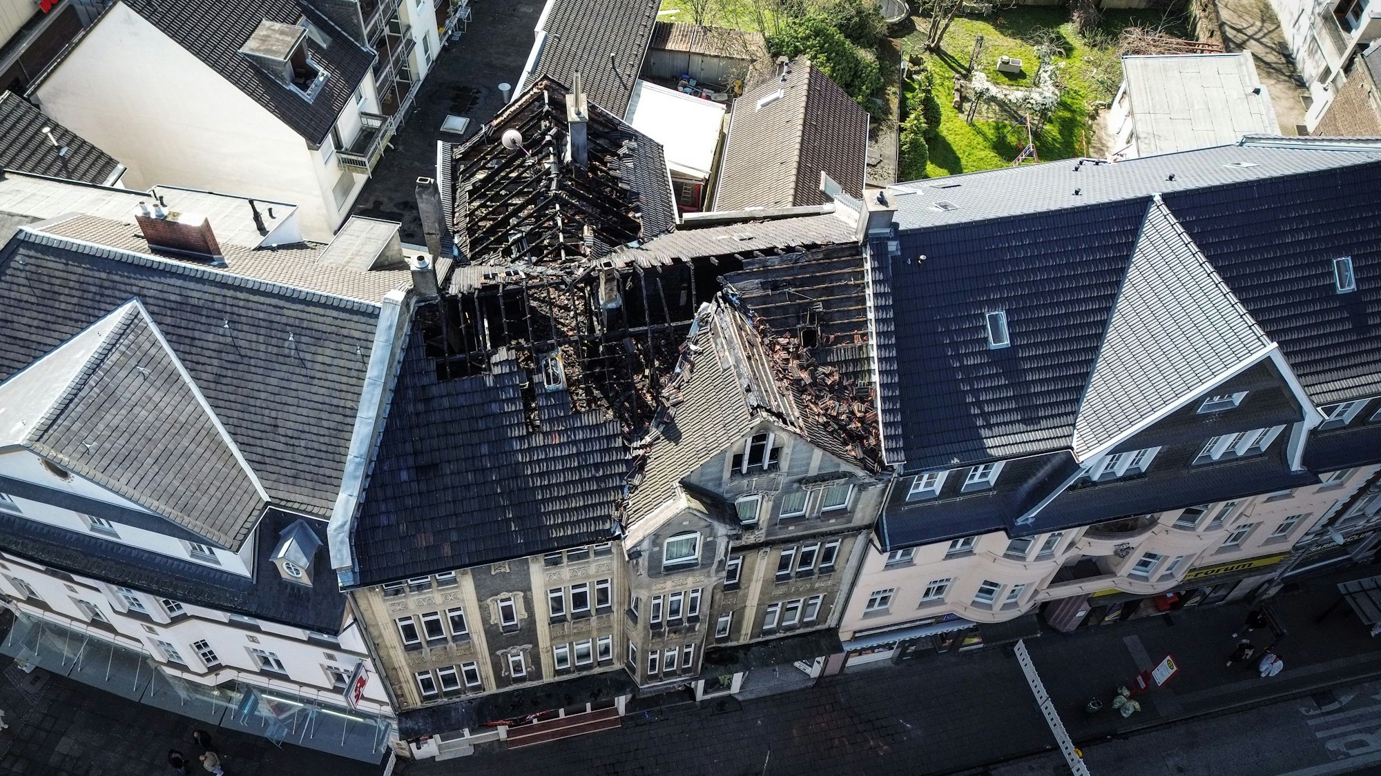 Luftbild vom zerstörten Dachstuhl des Hauses in der Düsseldorfer Straße