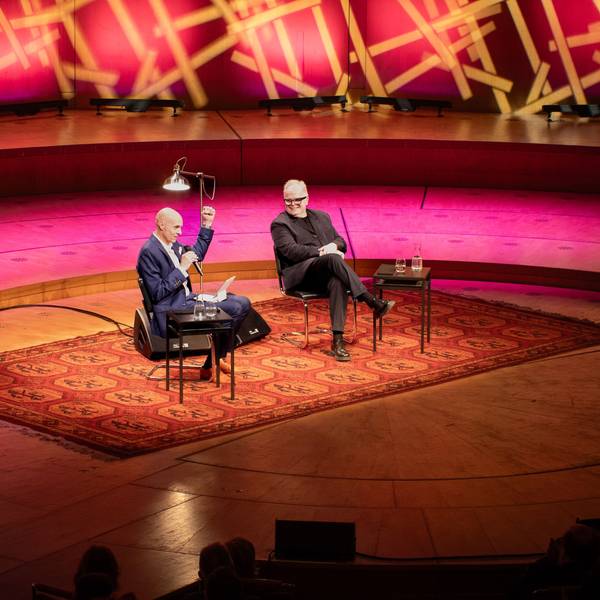 Michael Lentz und Herbert Grönemeyer sitzen sich auf der Bühne der Philharmonie gegenüber.