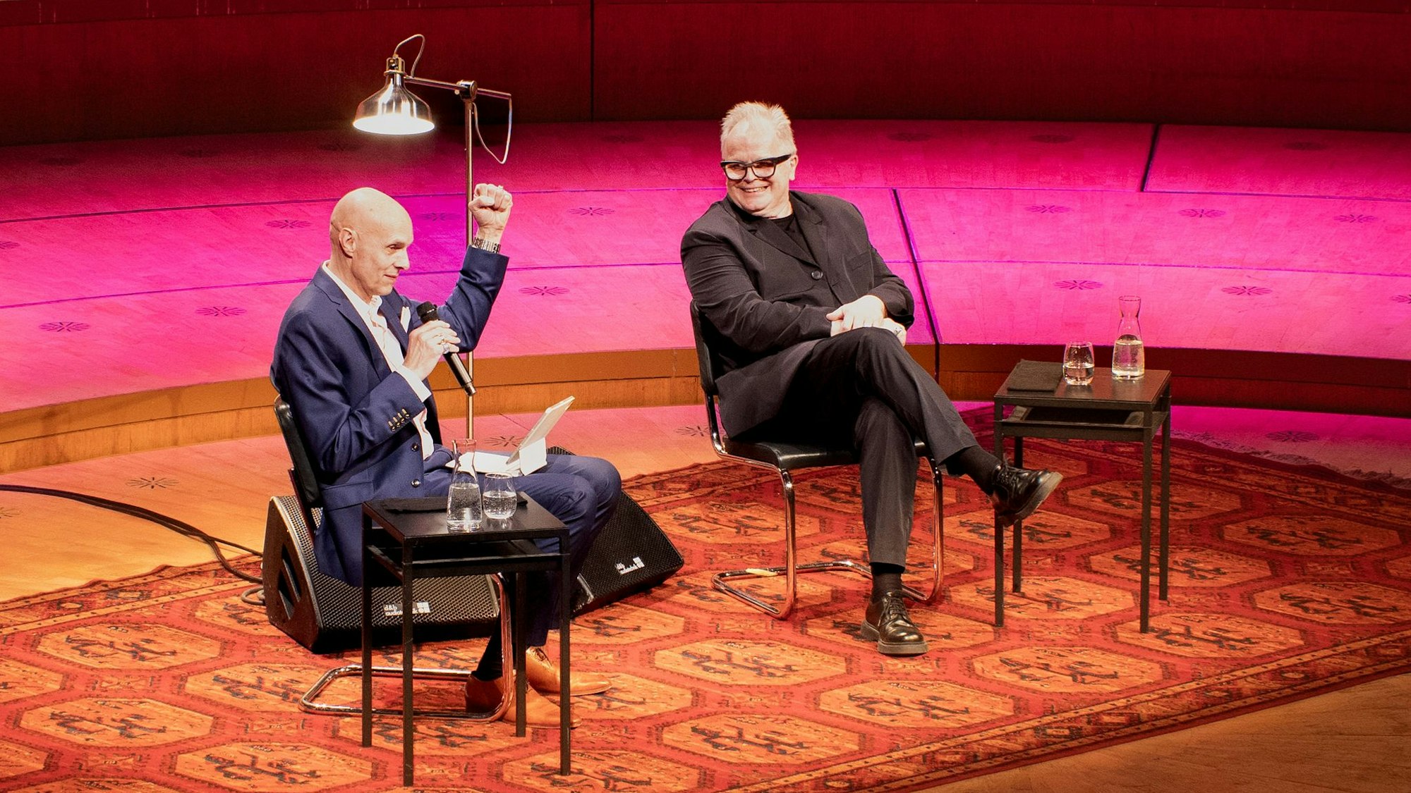 Michael Lentz und Herbert Grönemeyer sitzen sich auf der Bühne der Philharmonie gegenüber.