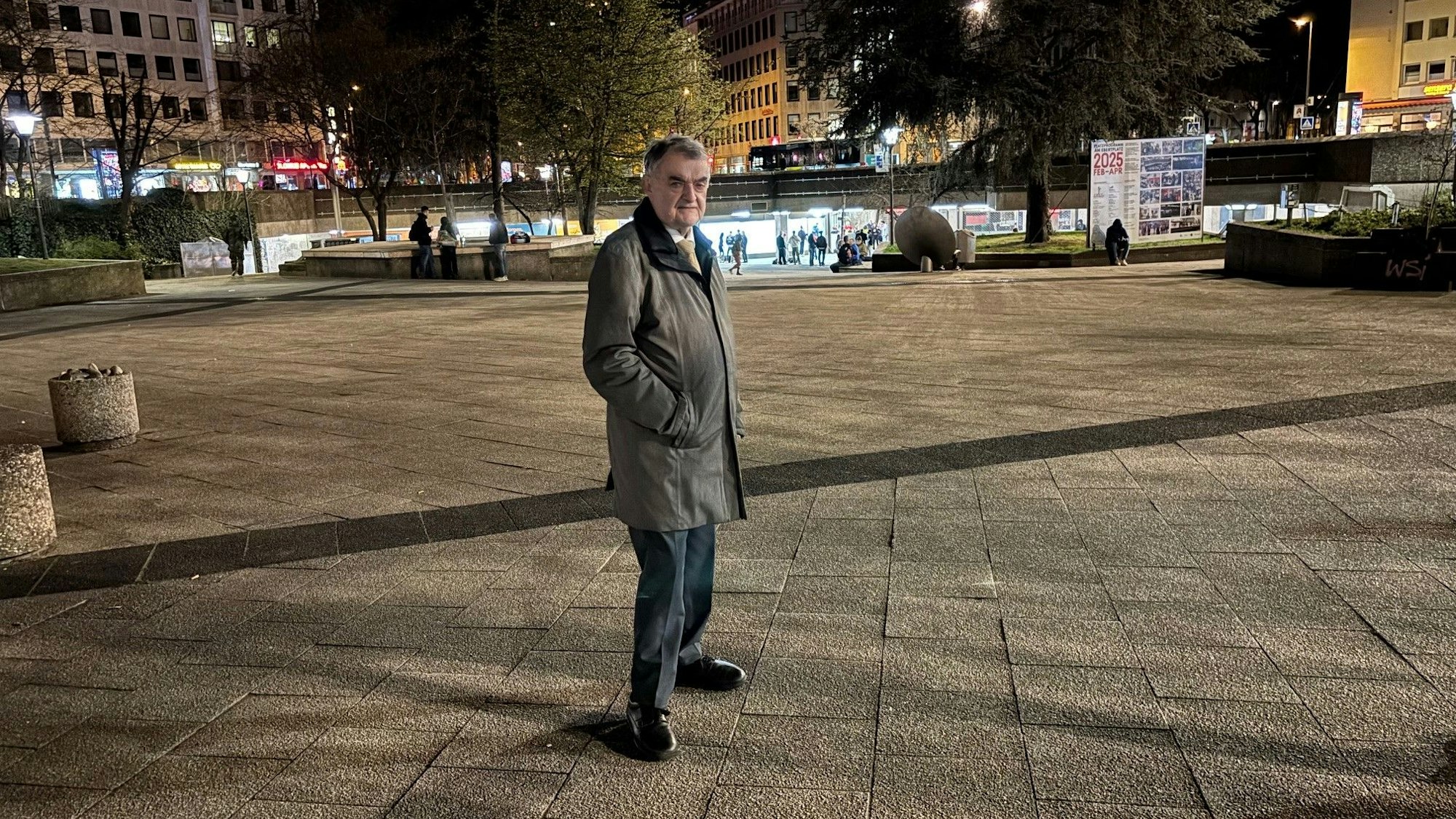 NRW-Innenminister Herbert Reul (CDU) auf dem Ebertplatz - an diesem Abend sind nur wenige zwielichtige Gestalten zu sehen.