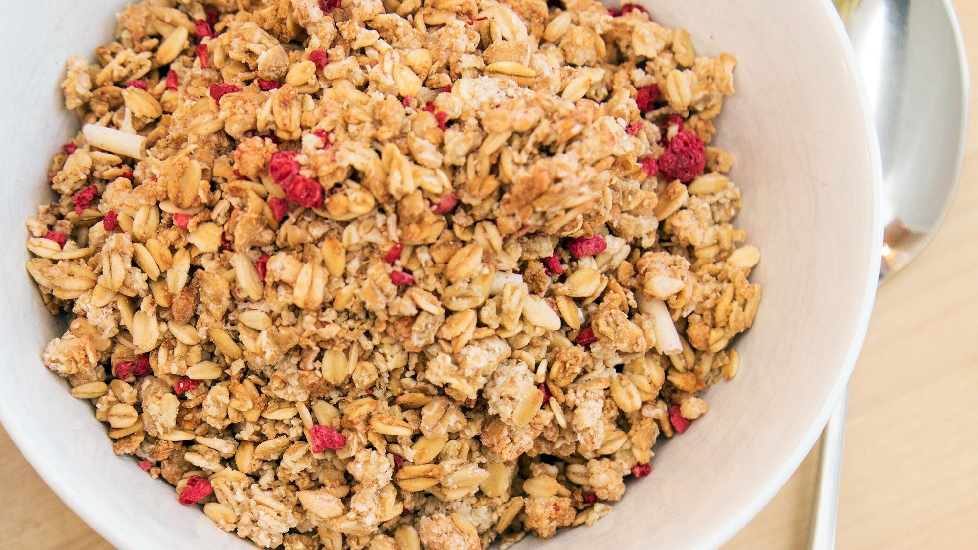 ILLUSTRATION - Jedes zweite Früchte- und Beerenmüsli ist «sehr gut», urteilt die Zeitschrift «Öko-Test». (zu dpa: «Früchtemüsli: Viel Zucker und auch mal Pestizide») Foto: Christin Klose/dpa-tmn - Honorarfrei nur für Bezieher des dpa-Themendienstes +++ dpa-Themendienst +++