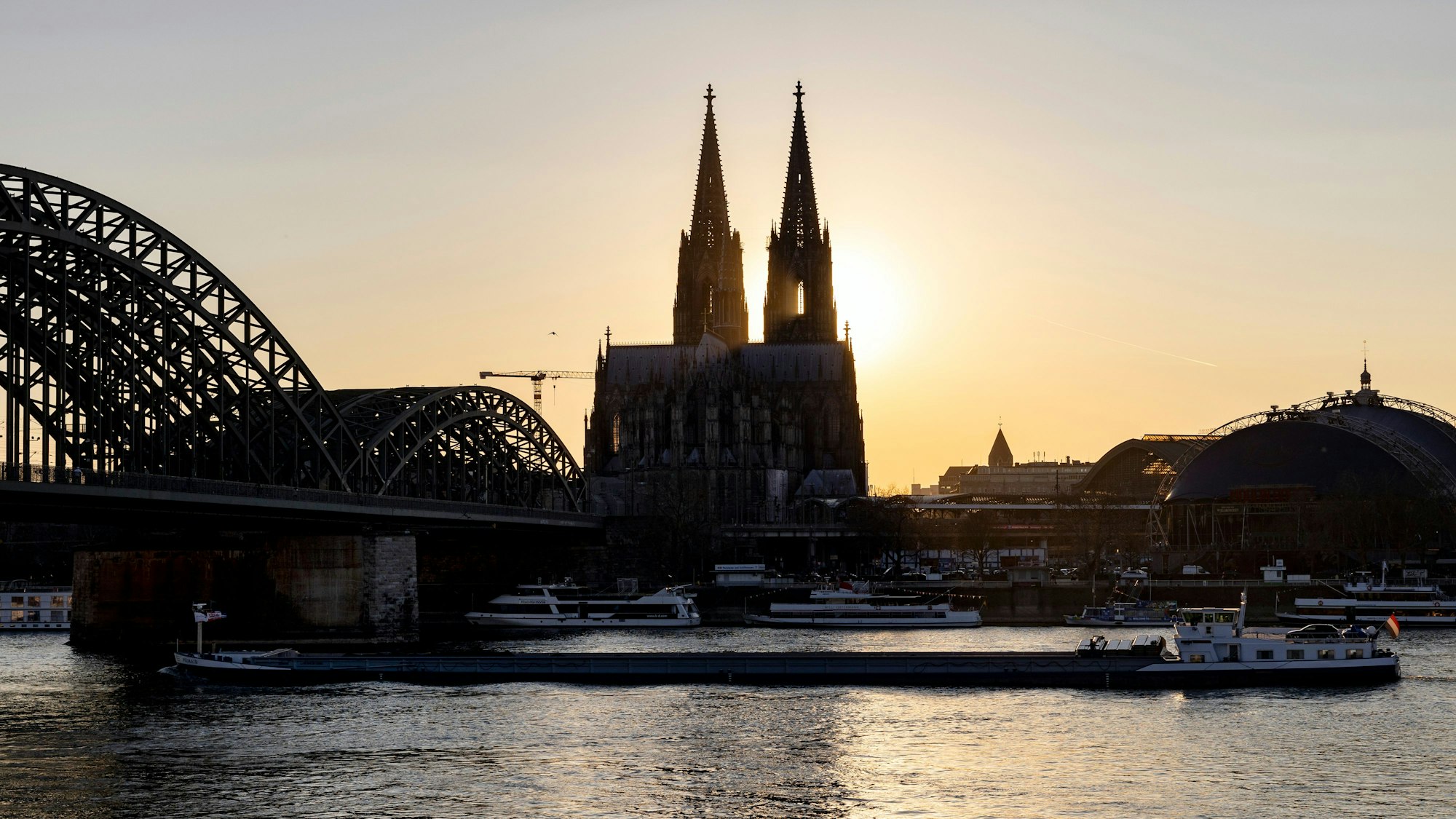 Der Kölner Dom im Sonnenuntergang