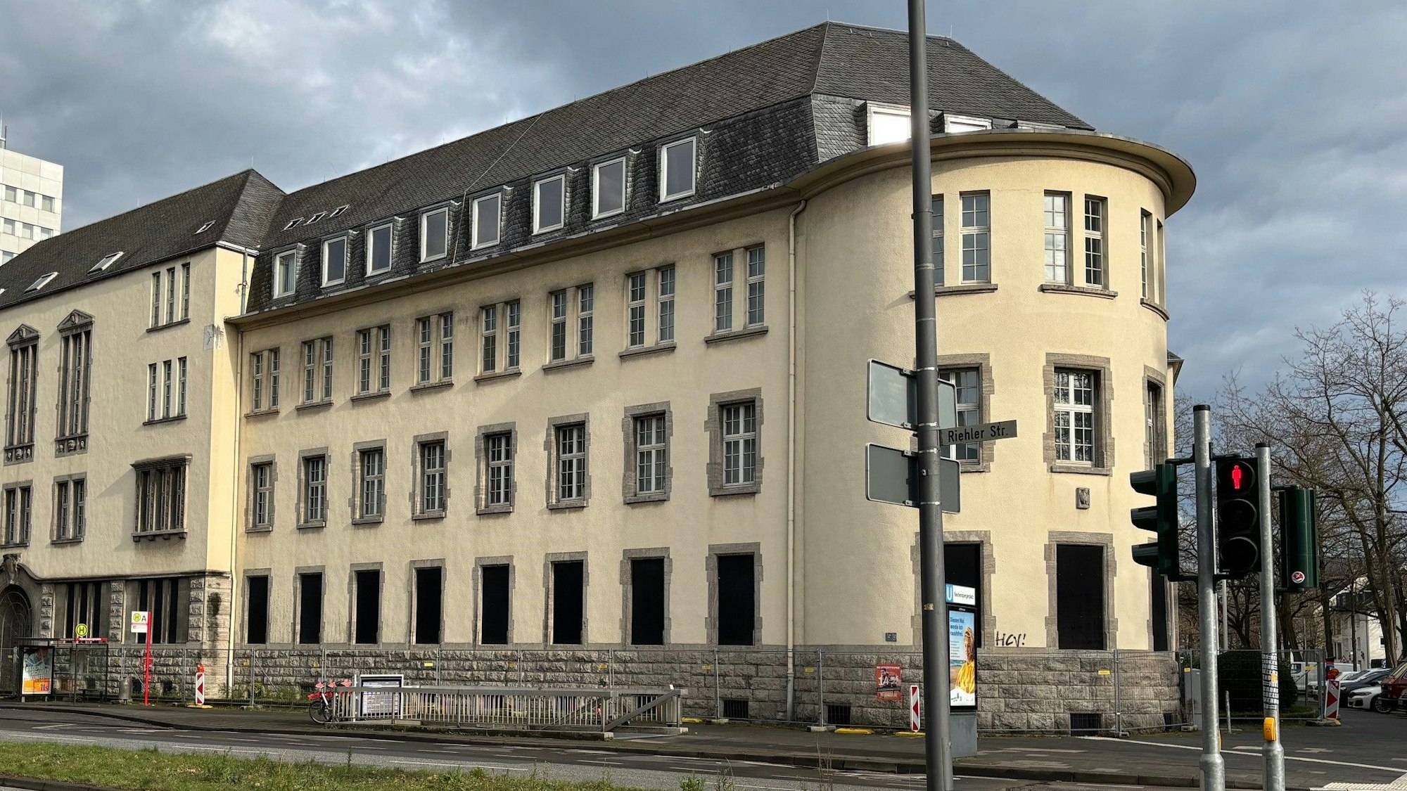 In diesem Gebäude unweit des Ebertplatzes will das Land eine Unterkunft für Geflüchtete eröffnen.