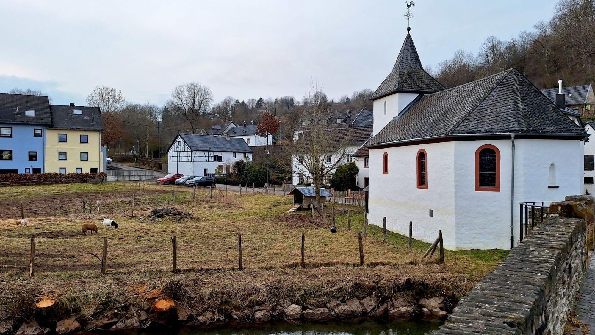Am Ufer der Kyll bei Kronenburg steht die Brigidakapelle.