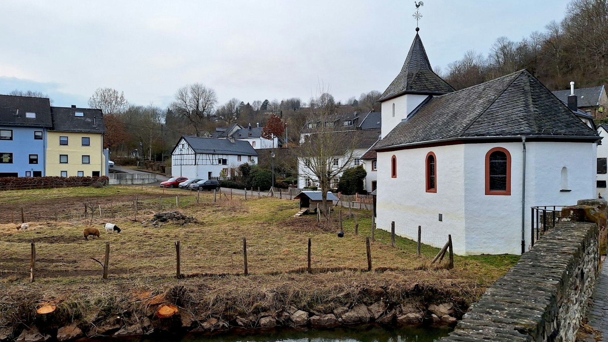 Am Ufer der Kyll bei Kronenburg steht die Brigidakapelle.