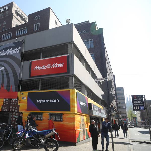 27.03.2025, Köln: Der Elektronikfachmarkt Saturn unweit des Hansa-Hochhauses wird in einen Mediamarkt umgeflaggt. Beide Marken werden vom selben Unternehmen betrieben. Foto: Arton Krasniqi