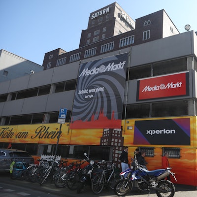 27.03.2025, Köln: Der Elektronikfachmarkt Saturn unweit des Hansa-Hochhauses wird in einen Mediamarkt umgeflaggt. Beide Marken werden vom selben Unternehmen betrieben. Foto: Arton Krasniqi