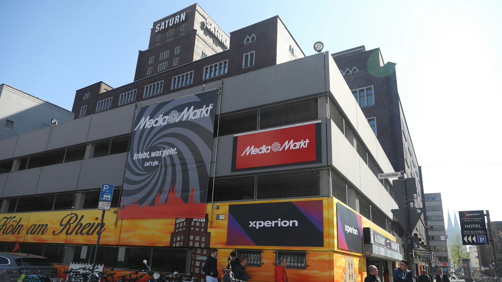 27.03.2025, Köln: Der Elektronikfachmarkt Saturn unweit des Hansa-Hochhauses wird in einen Mediamarkt umgeflaggt. Beide Marken werden vom selben Unternehmen betrieben. Foto: Arton Krasniqi