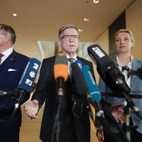 Das Bild zeigt (von links) Tino Chrupalla, AfD-Bundesvorsitzender und Fraktionsvorsitzender der AfD, Gerold Otten, durchgefallener Kandidat als Bundestagsvizepräsident, und Alice Weidel, Fraktionsvorsitzende der AfD. (Archivbild)