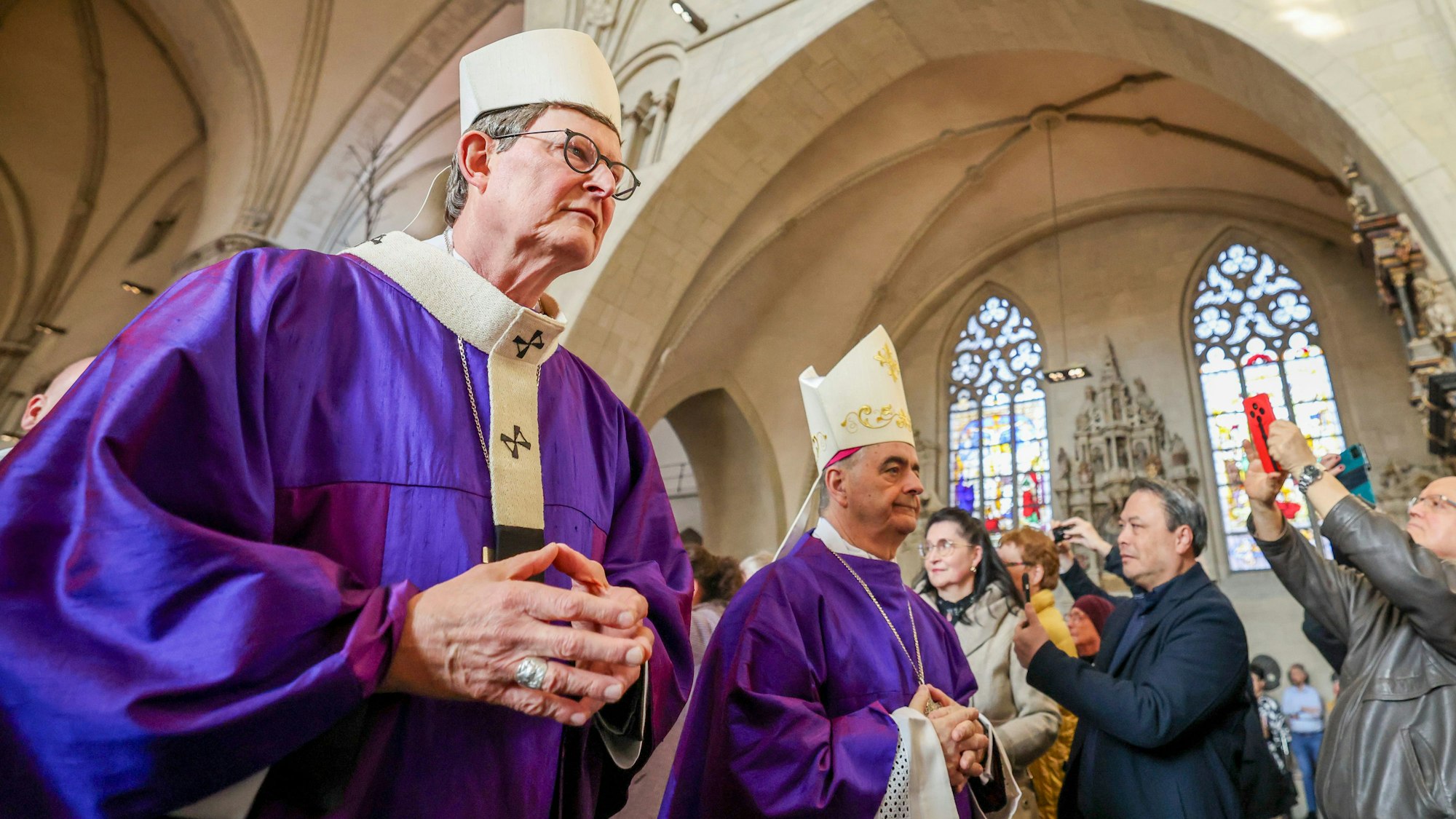 Der Kölner Kardinal Rainer Woelki (l-r) und der päpstliche Nuntius, Nikola Eterovic, im Gottesdienst zur Verabschiedung des Münsteraner Bischofs Felix Genn.