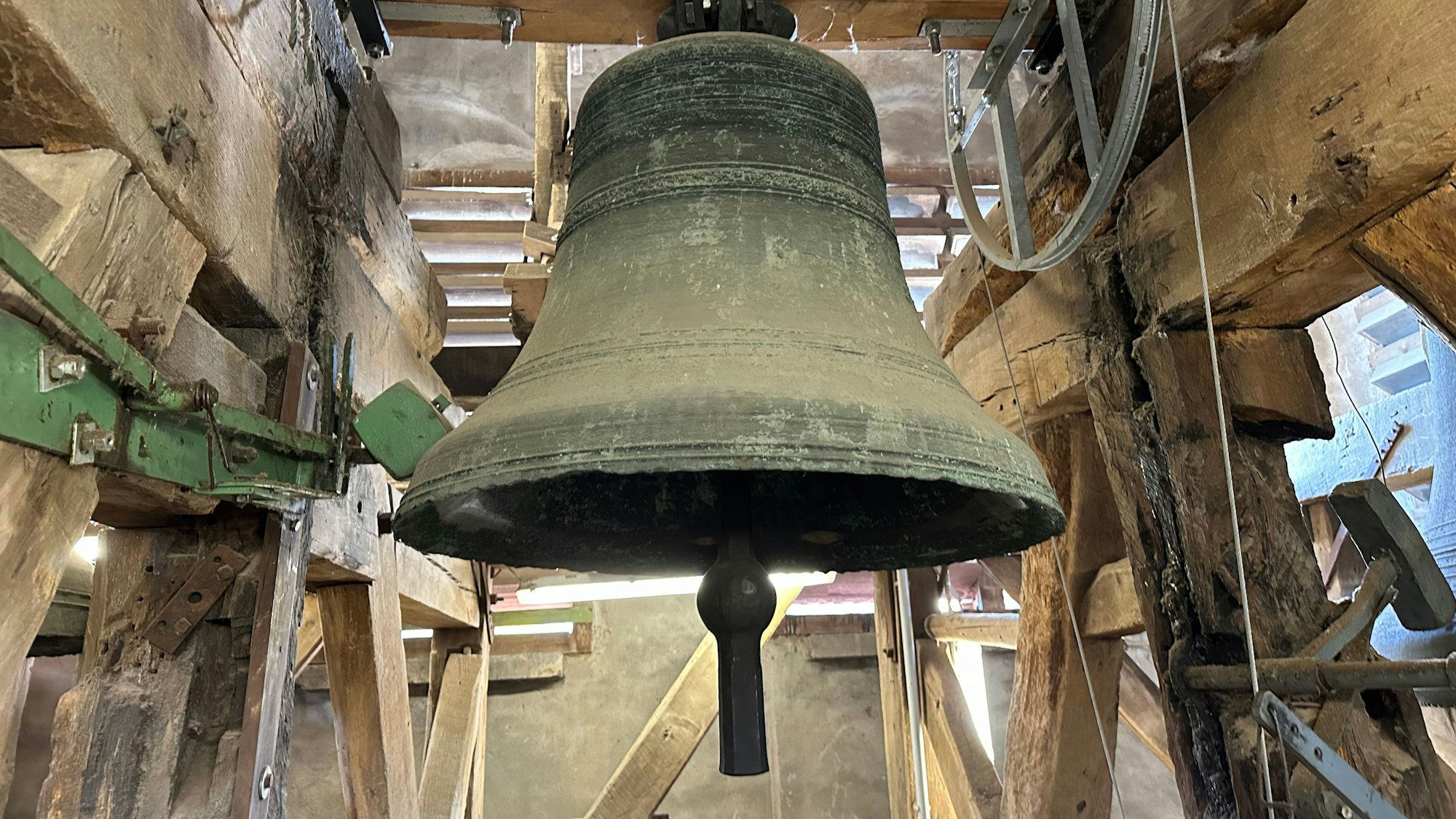 Die Glocke Anna wurde 1656 gegossen von Claudius Lamiral und Antomius aus Paris in Arrnsberg/Bonn, sie wiegt 1100 Kilogramm und hat einen Durchmesser von 1220 Millimetern. Sie hängt allerdings schief.