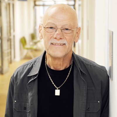 Der ehemalige Polizist Franz ist im Portrait zu sehen. Er lächelt in die Kamera.