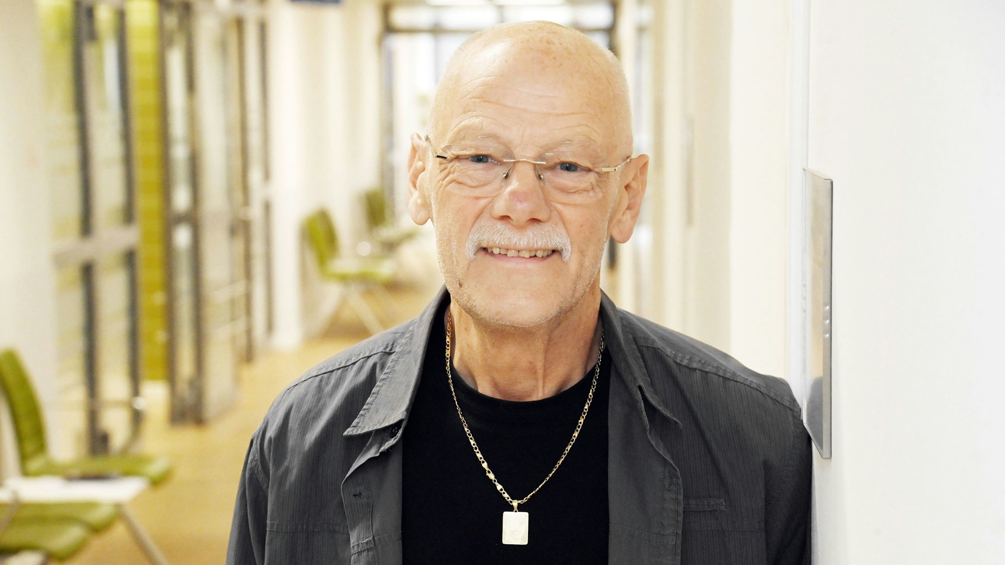 Der ehemalige Polizist Franz ist im Portrait zu sehen. Er lächelt in die Kamera.