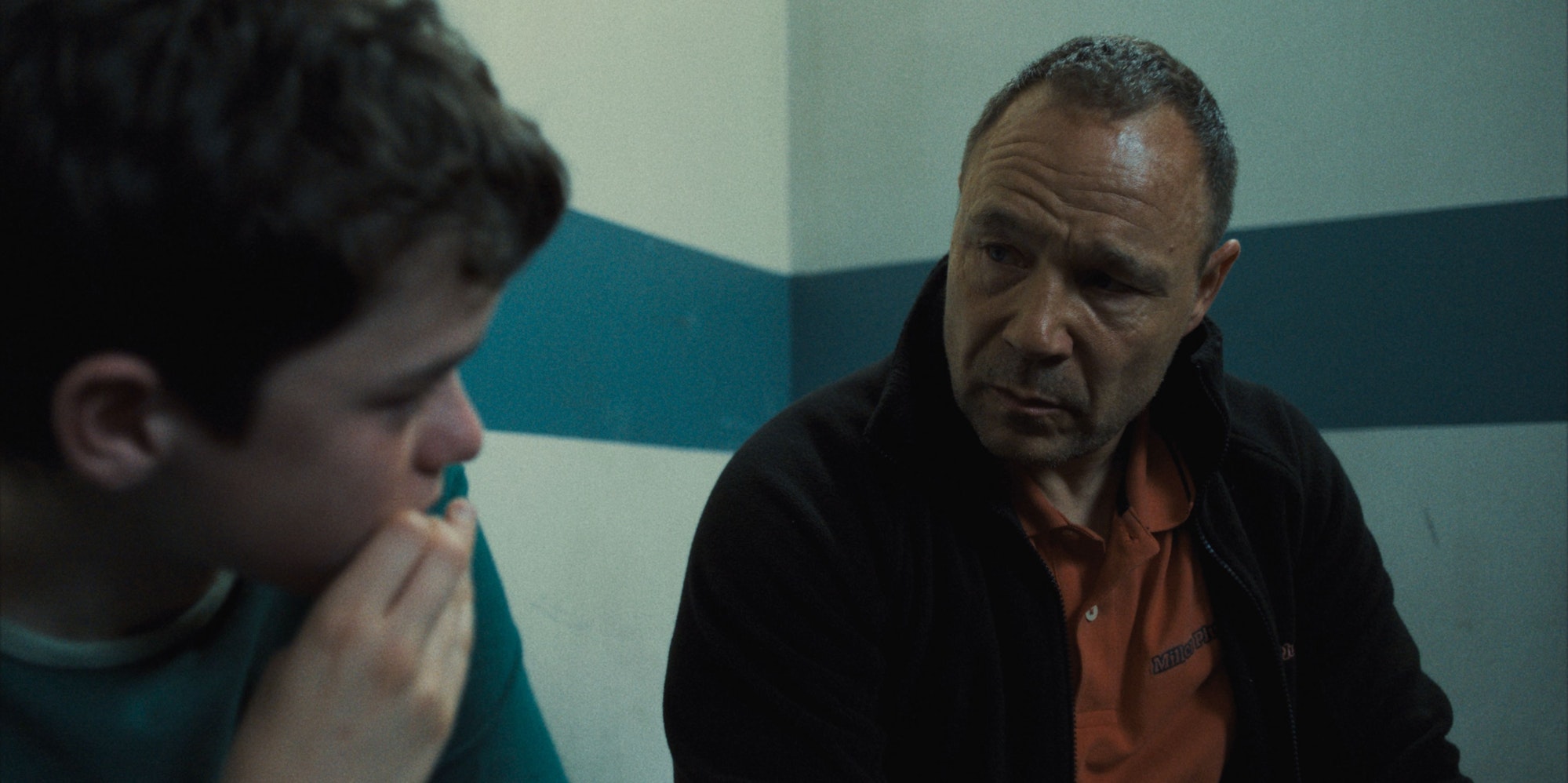 Stephen Graham (rechts) schrieb das Drehbuch zur Serie „Adolescence“ und spielt Jamies Vater