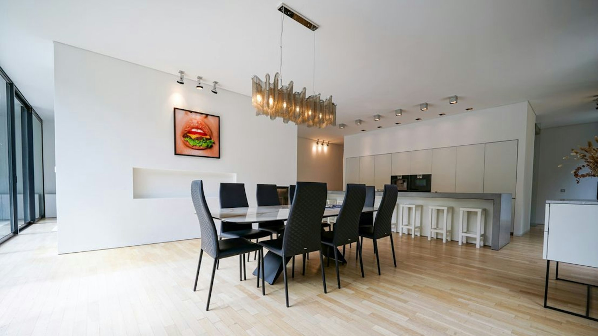 Fans von „BibisBeautyPalace“ erkennen die Fotos der „ImmoScout24“-Anzeige aus den Videos von Bianca Heinicke und Julian Claßen wieder.