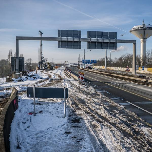 Die leere Autobahn 1 in Leverkusen