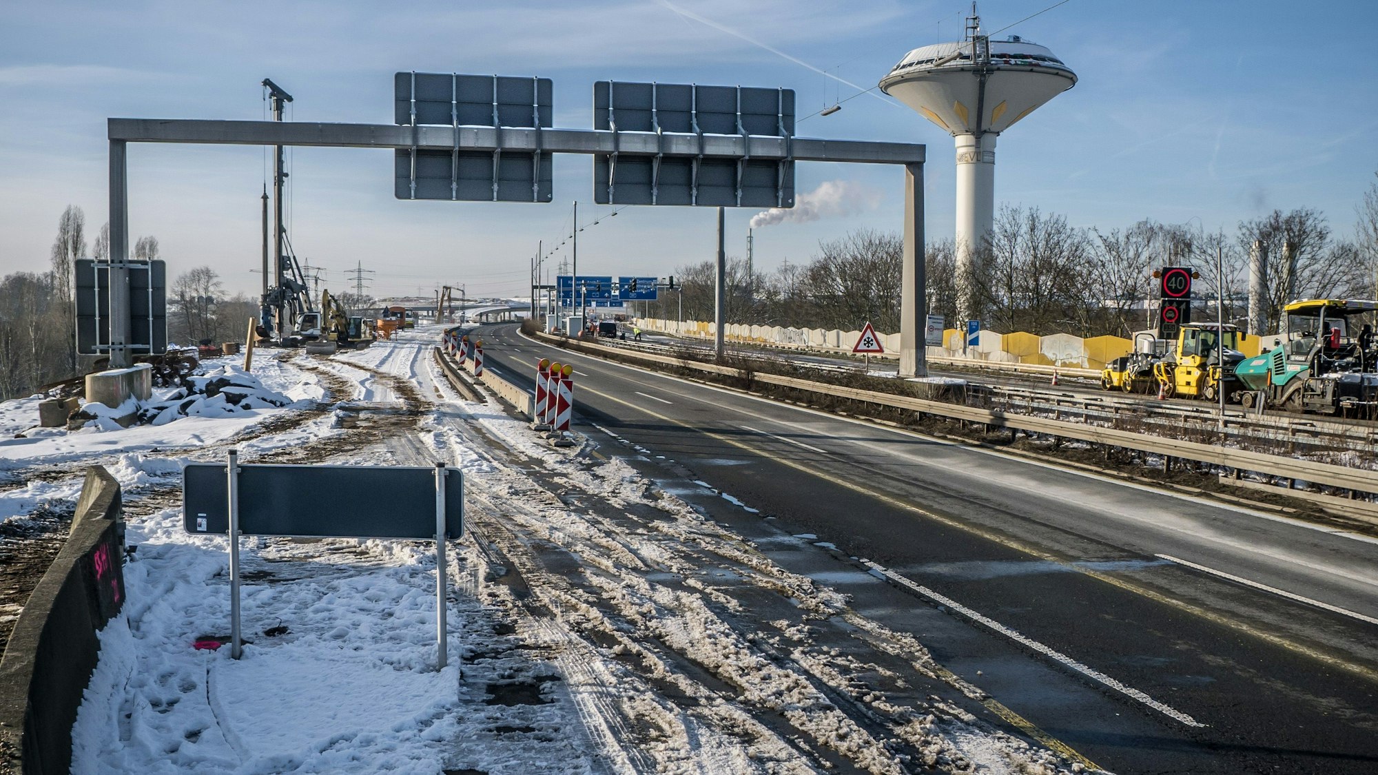 Die leere Autobahn 1 in Leverkusen