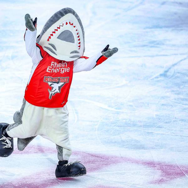 KEC-Maskottchen Sharky tanzt auf dem Eis.