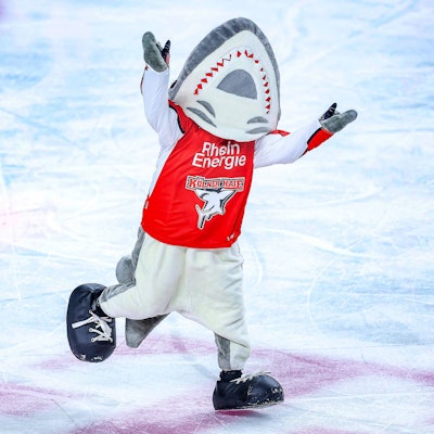 KEC-Maskottchen Sharky tanzt auf dem Eis.