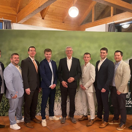 Der Vorstand des Kreisschiedsrichter-Ausschusses steht aufgereiht nebeneinander.