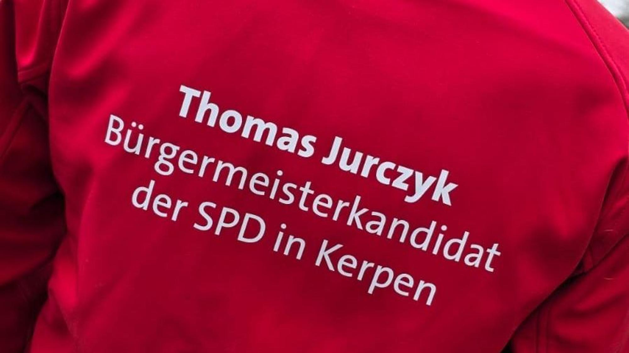 Das Foto zeigt eine Jacke, auf der steht „Thomas Jurczyk Bürgermeisterkandidat der SPD in Kerpen“.
