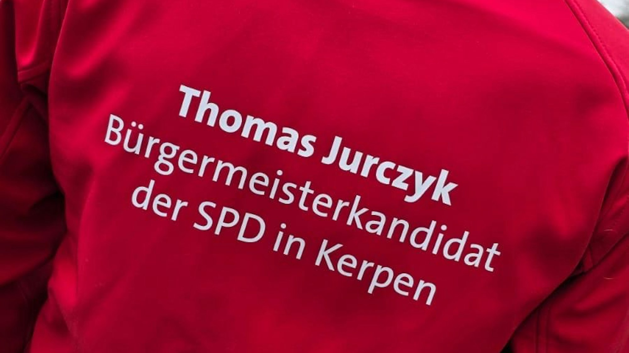 Das Foto zeigt eine Jacke, auf der steht  „Thomas Jurczyk Bürgermeisterkandidat der SPD in Kerpen“.