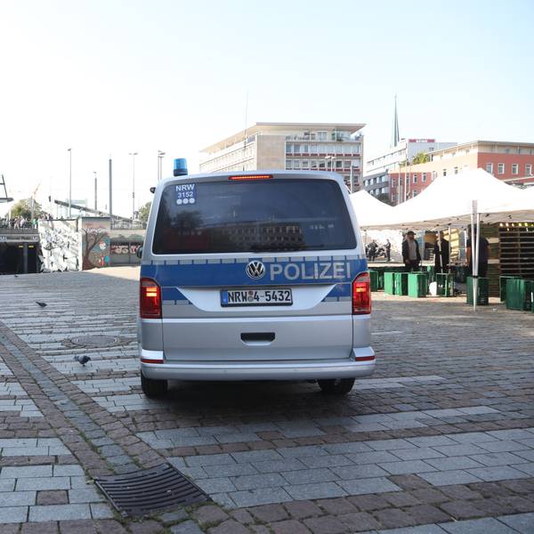 17.09.2024, Köln: Wiener Platz Armut, Drogen und Dreck.
Polizeirazzia auf dem Wiener Platz (Waffenverbot). Foto: Arton Krasniqi