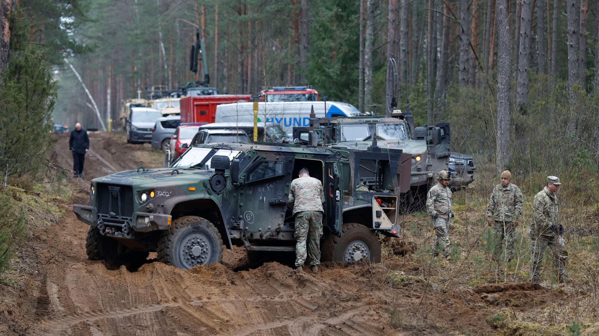 US-Soldaten versammeln sich in der Nähe von Militär- und anderen Fahrzeugen, die auf einem Übungsplatz in Pabrade, nördlich der litauischen Hauptstadt Vilnius, geparkt sind.