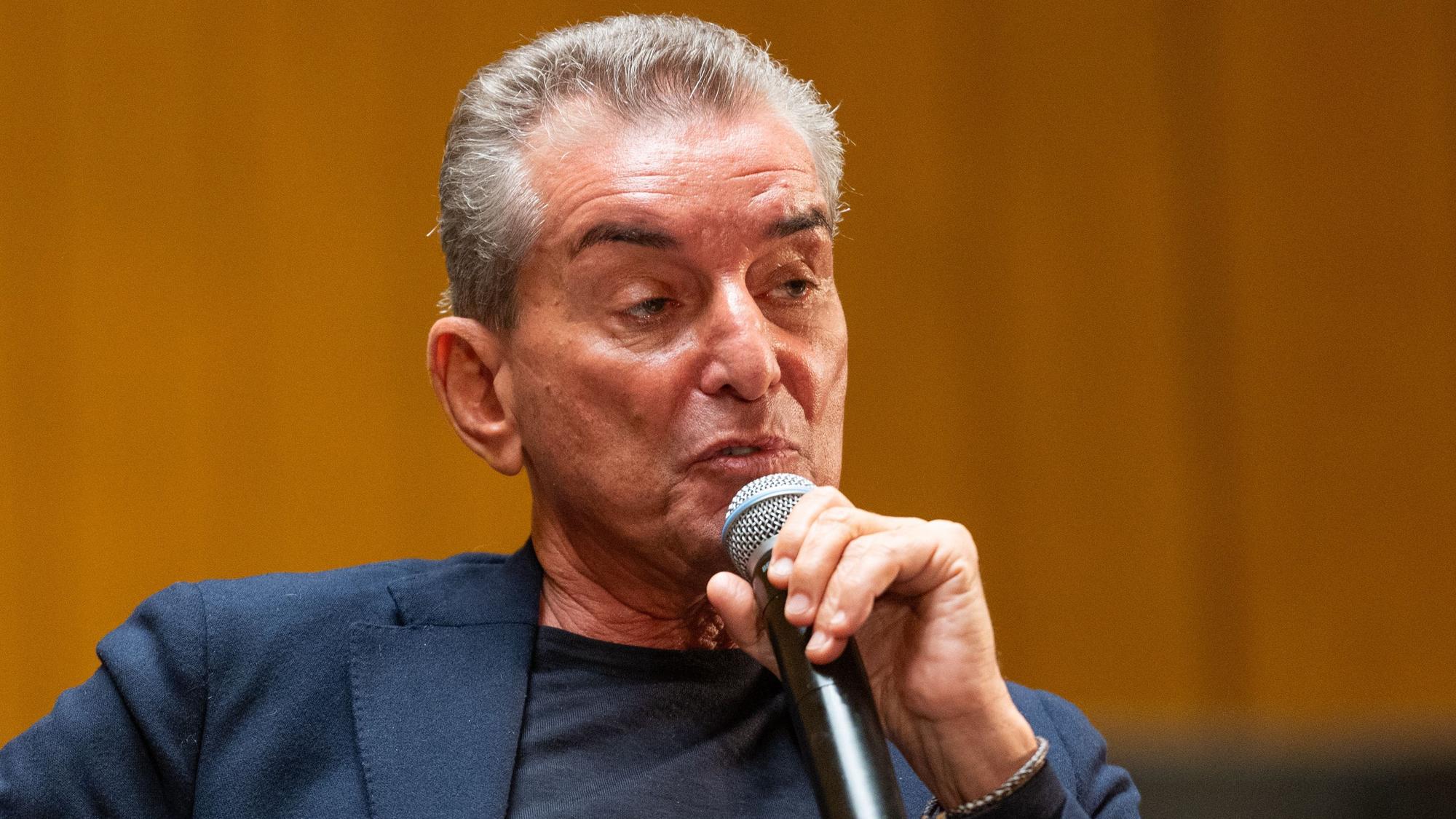 Michel Friedman, Publizist, spricht bei einer Podiumsdiskussion zum Antisemitismus in einem Saal an der Freien Universität Berlin. (Archivbild)