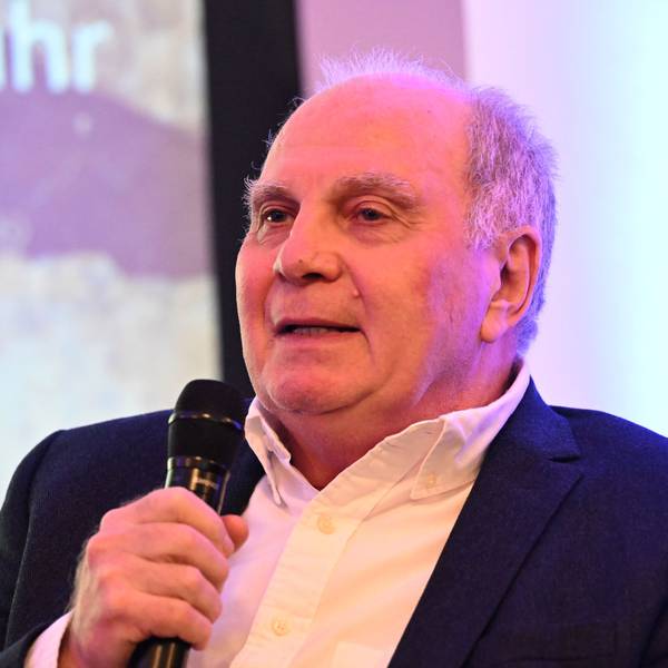 Uli Hoeneß, Ehrenpräsident des FC Bayern, sitzt im Rahmen der Ausstellung „Dieter Nuhr - Woanders ist überall“ auf einer Bühne. (Archivbild)