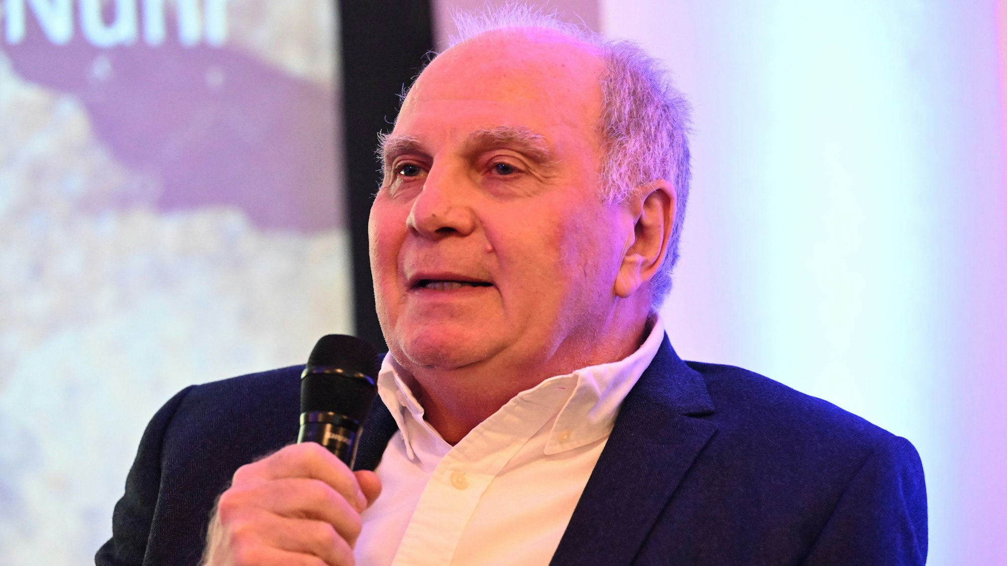 Uli Hoeneß, Ehrenpräsident des FC Bayern, sitzt im Rahmen der Ausstellung „Dieter Nuhr - Woanders ist überall“ auf einer Bühne. (Archivbild)