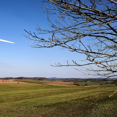 Zwei Windräder stehen auf einem Feld in der Gemeinde Nettersheim.