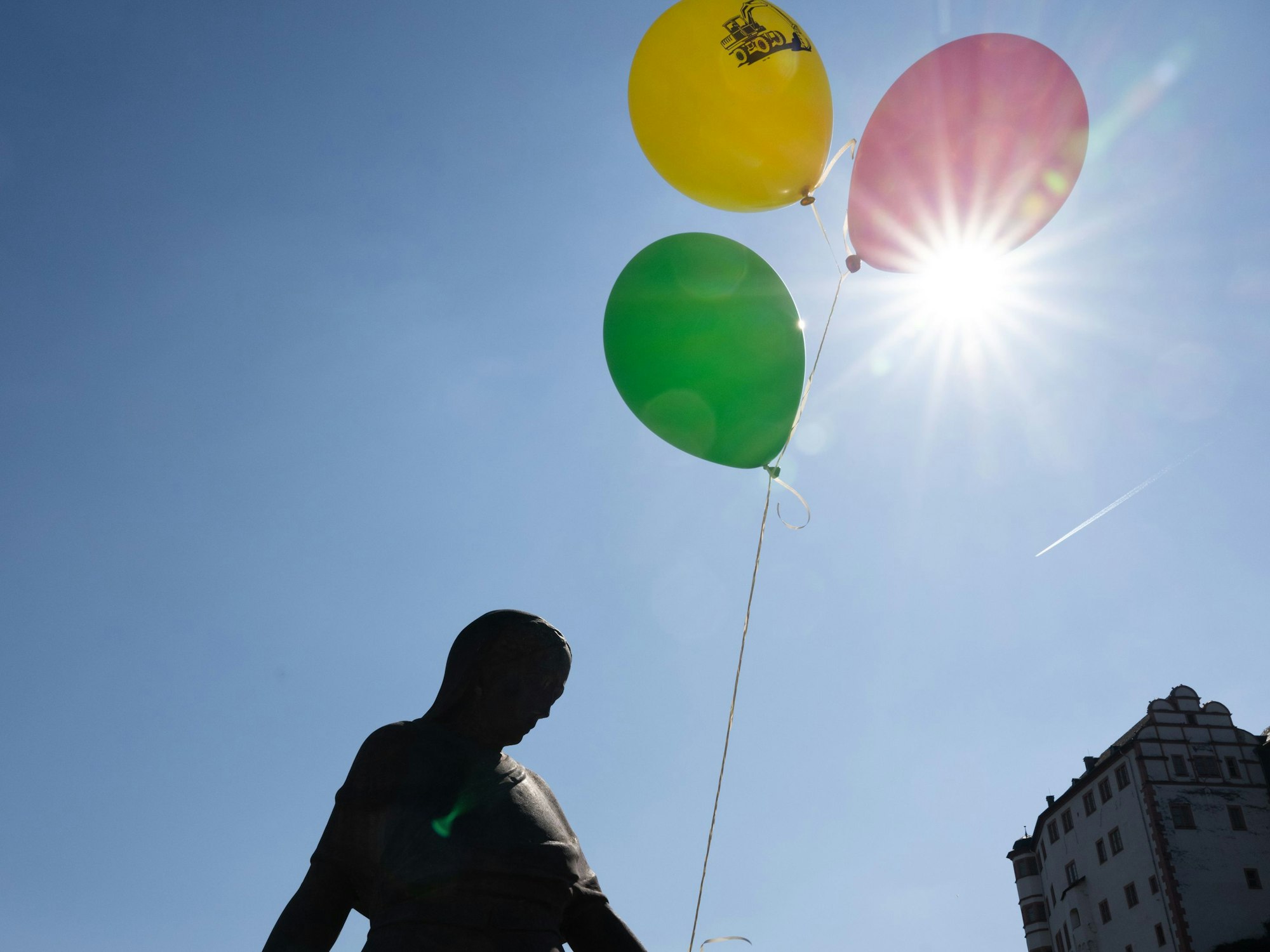 Bunte Luftballons hängen bei der Suche nach dem vermissten sechsjährigen Jungen Pawlos auf einer Lahnbrücke. Mit den Ballons soll der vermisste Sechsjährige angelockt werden.