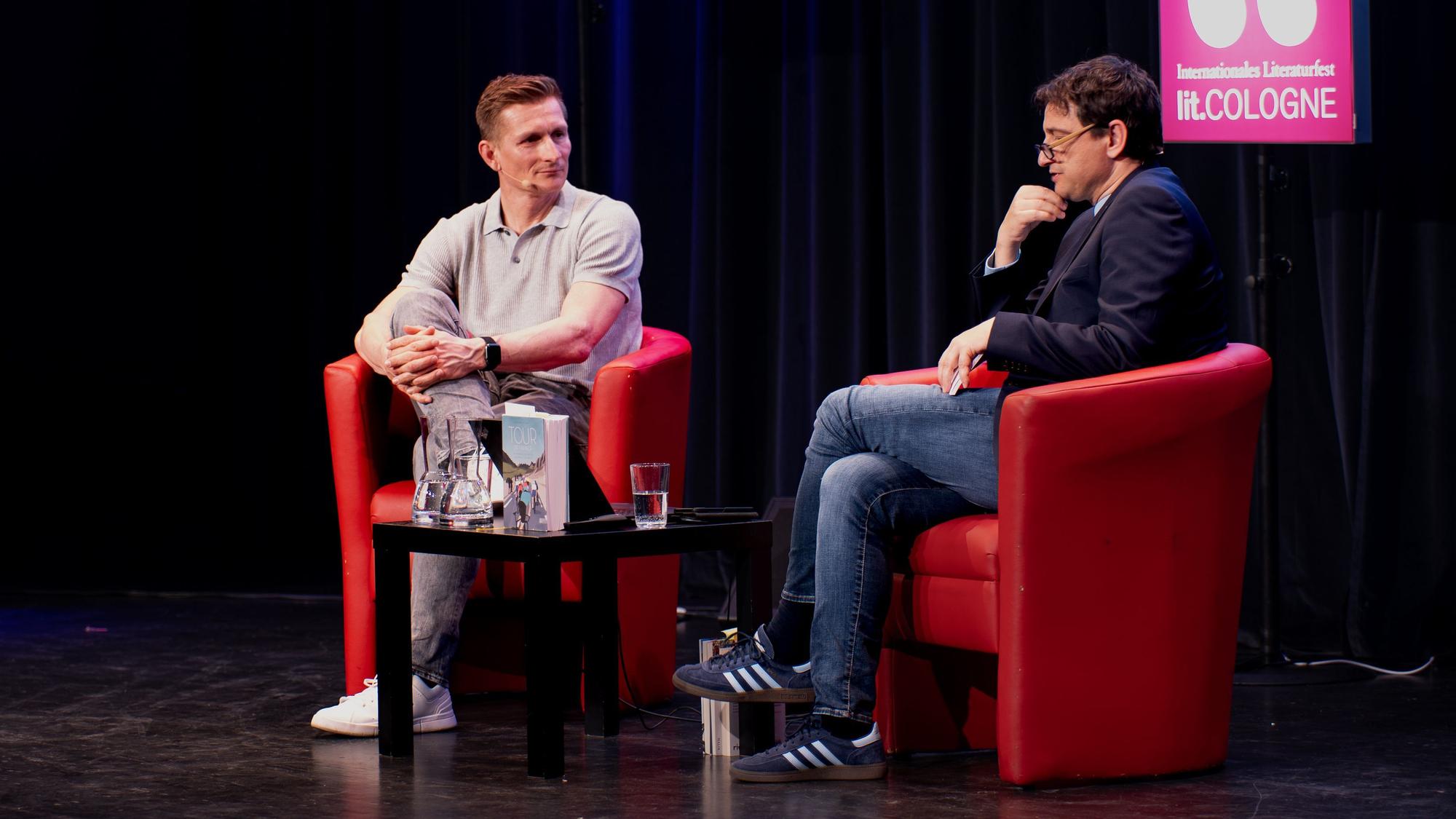 André Greipel (links) und Stephan Klemm im Gespräch bei der lit.Cologne
