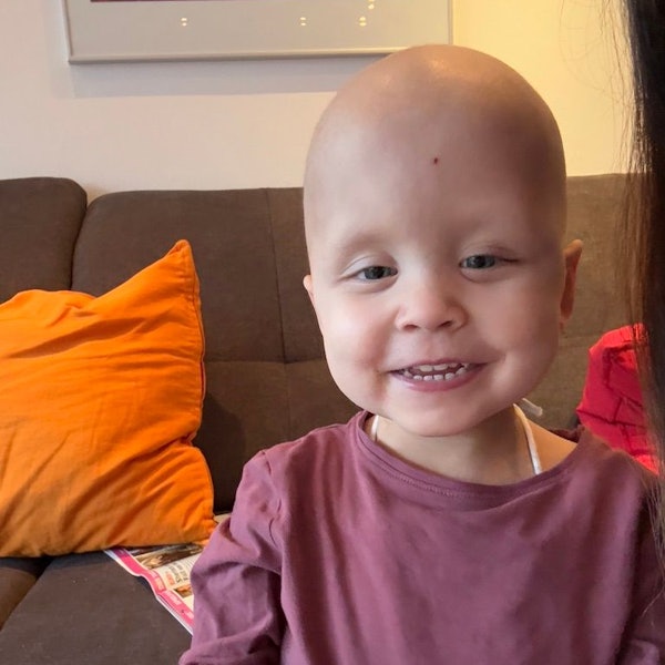 Auf dem Bild ist ein kleines, krebskrankes Mädchen zu sehen.