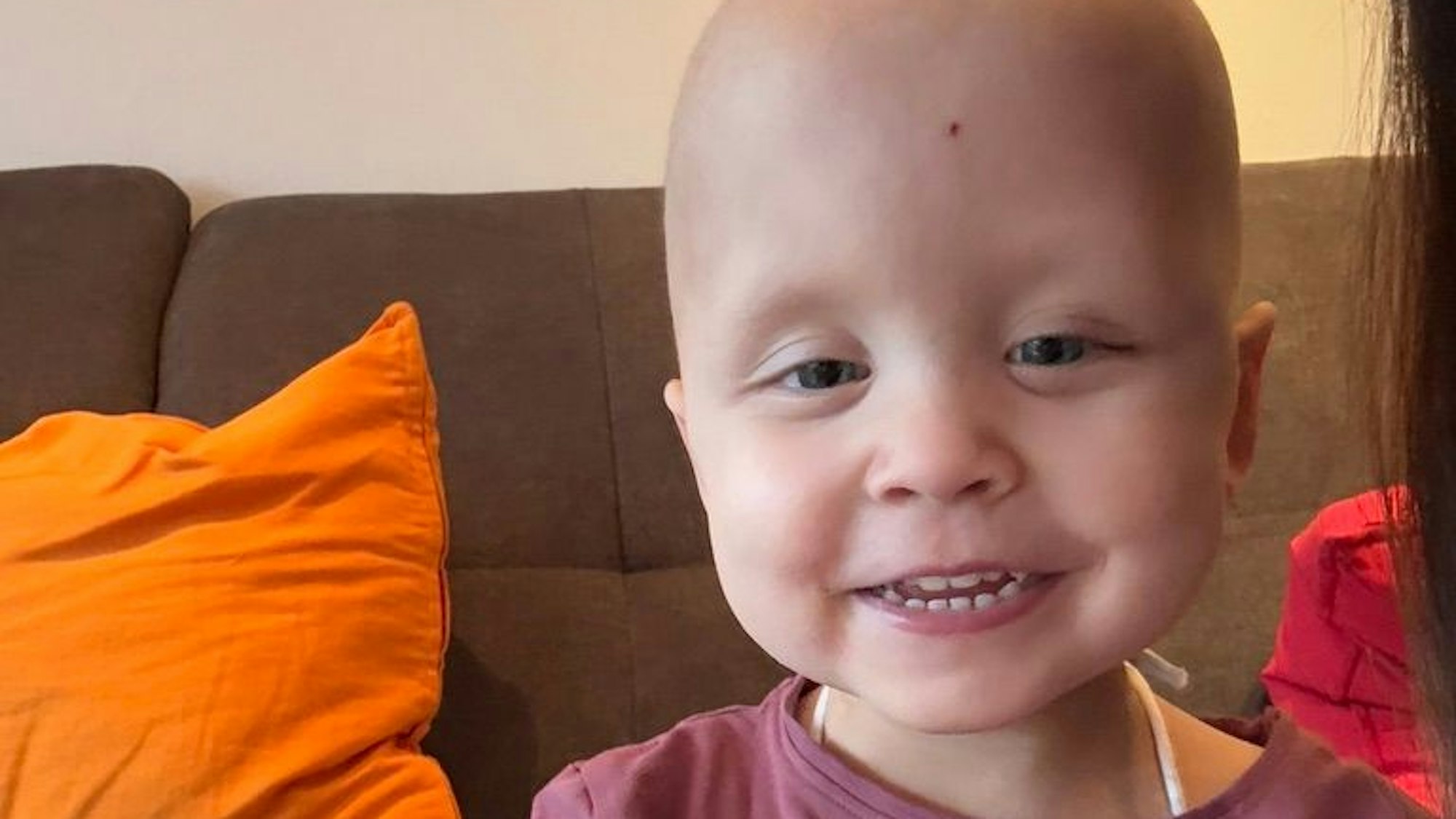 Auf dem Bild ist ein kleines, krebskrankes Mädchen zu sehen.