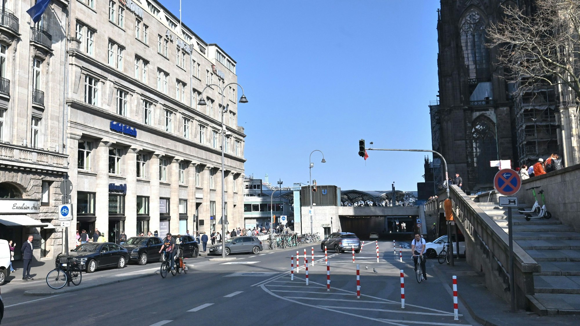 Rechts ist der Domsockel mit der Treppe zu sehen.