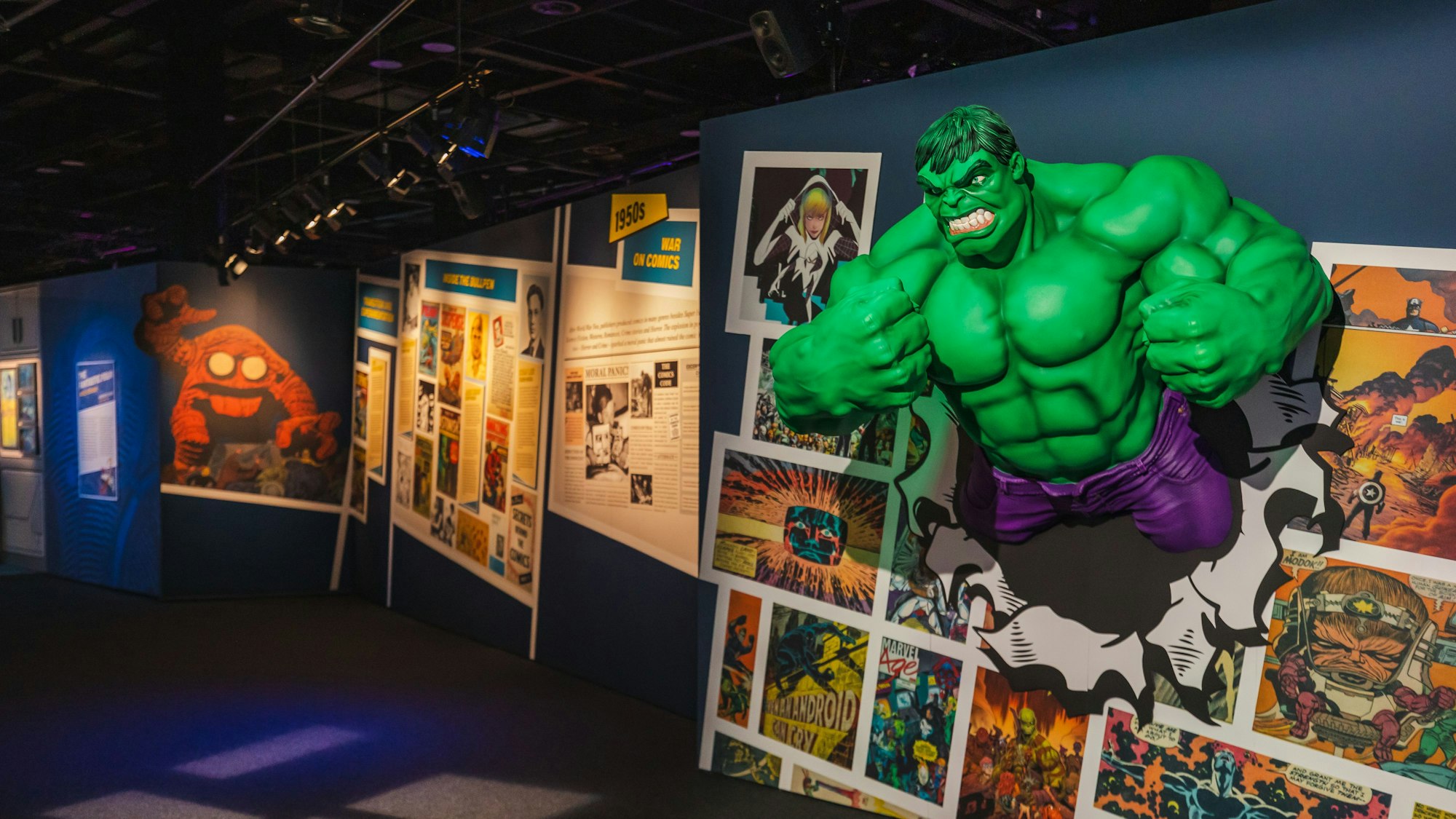 Blick in eine Ausstellung zu den Marvel-Comicfiguren.