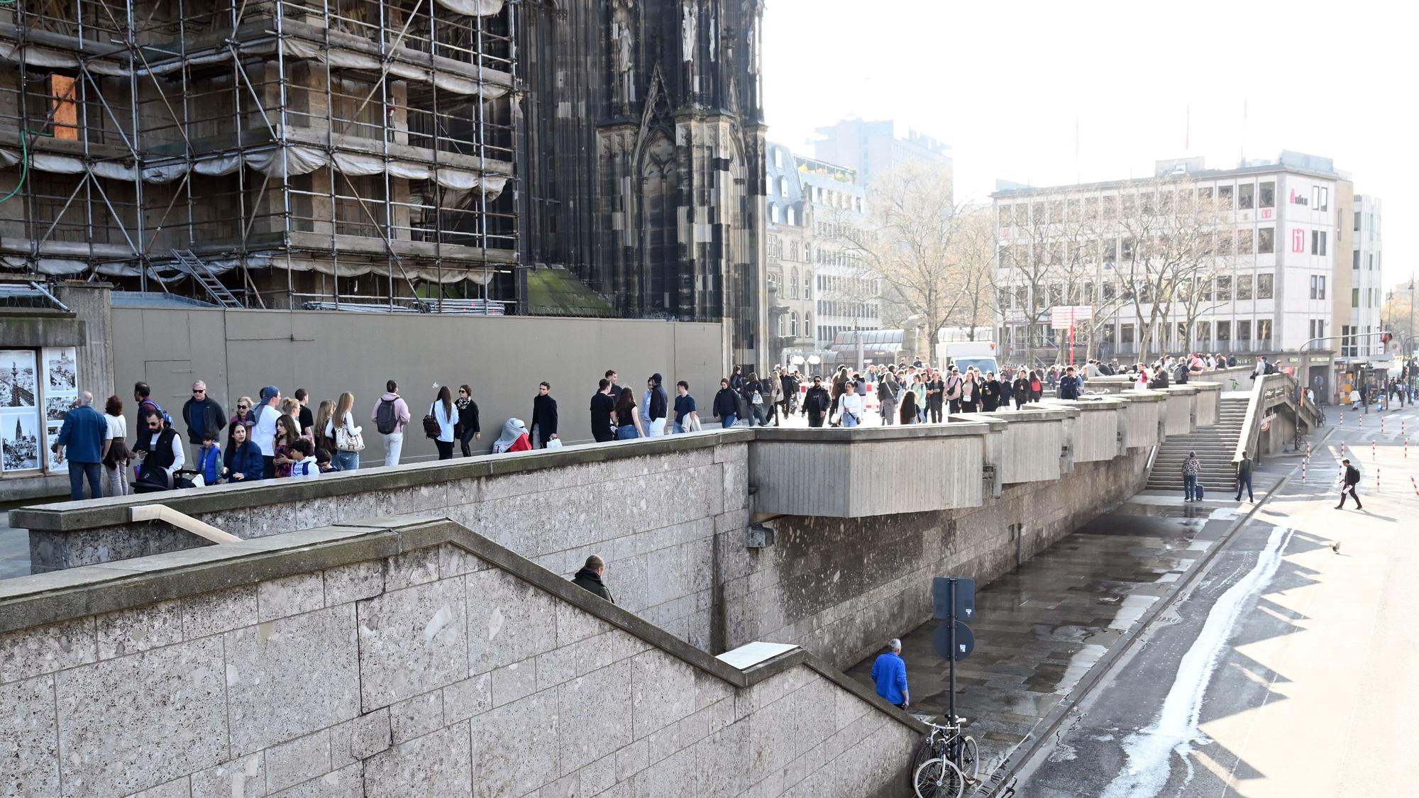 Bald ist es für längere Zeit nicht mehr möglich, diesen Weg über die Domplatte zu gehen.