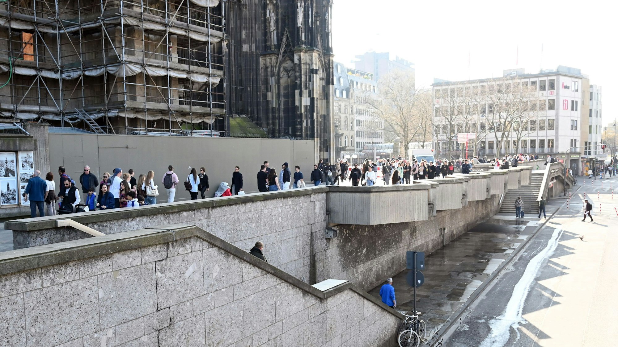 Bald ist es für längere Zeit nicht mehr möglich, diesen Weg über die Domplatte zu gehen.